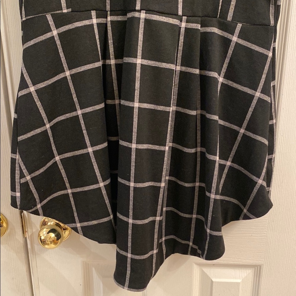Black and White Plaid Sleeveless Blazer - Picture 5 of 6